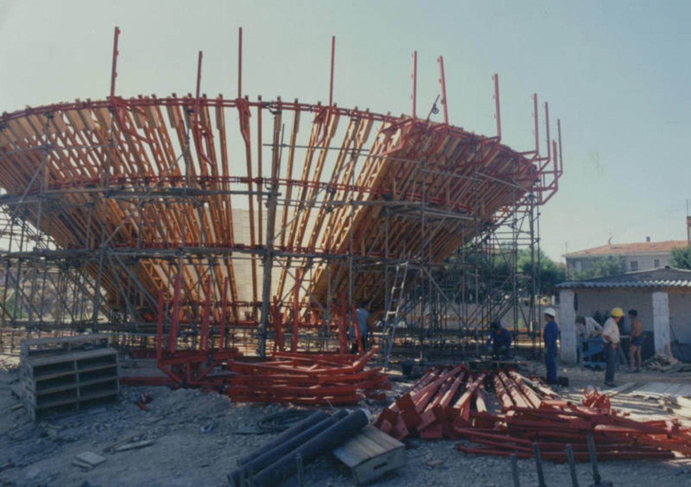 Se empieza a levantar la estructura del Pirulí en los terrenos donde se edifica la sede de Torrespaña 19811982