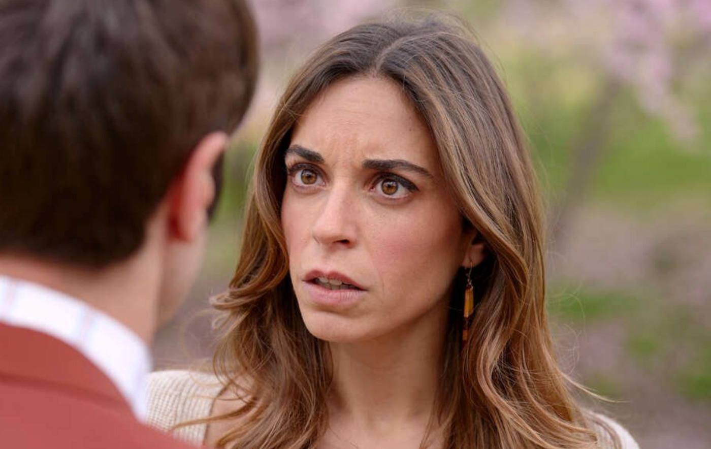 Coral trata de hacer recapacitar a Raúl para que cese la guerra que ha desatado con Carmen, en Amar es para siempre