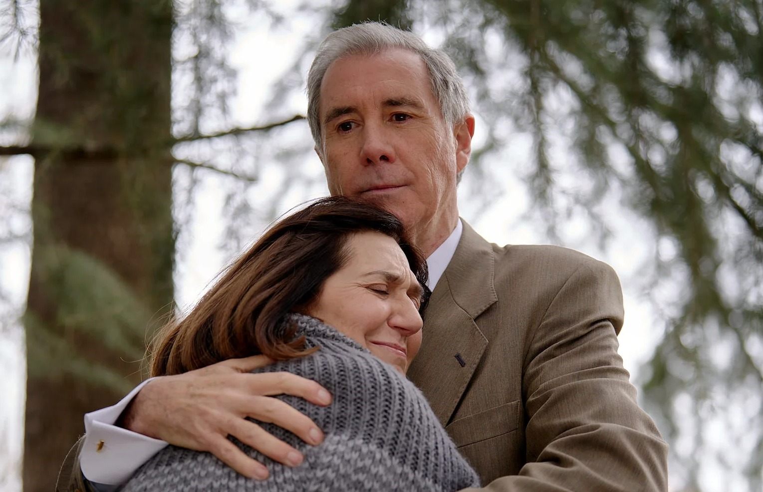 Fausto promete a Carmen que muy pronto será libre y la caída de Uriarte es cuestión de tiempo, en Amar es para siempre