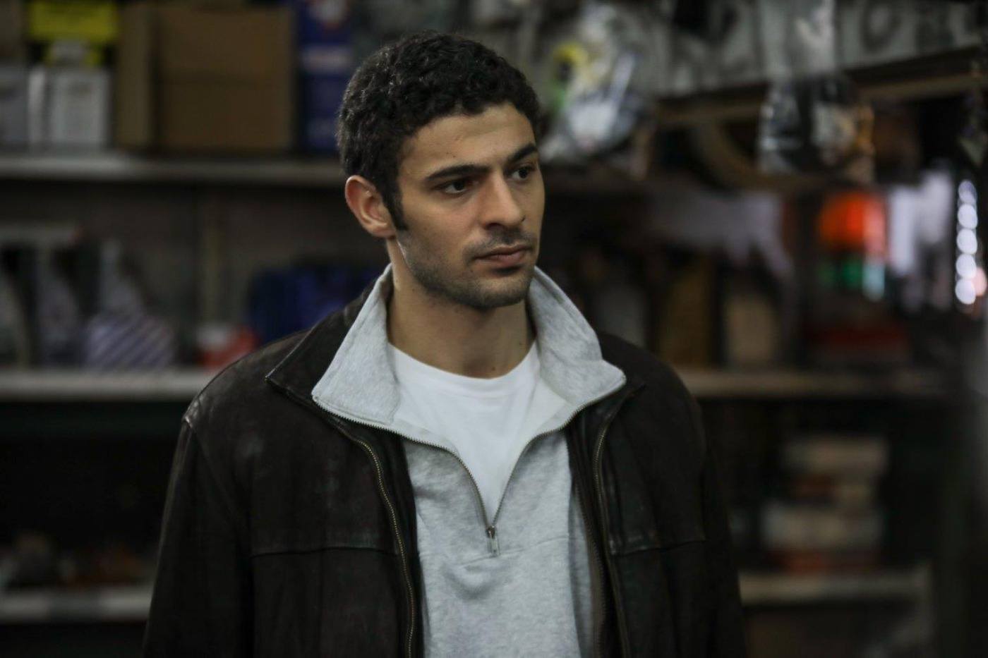 Akif le hace a Kadir una oferta que cambiará la vida de los hermanos: le ofrece un trabajo en la cafetería, además de dos becas para Asiye y Ömer