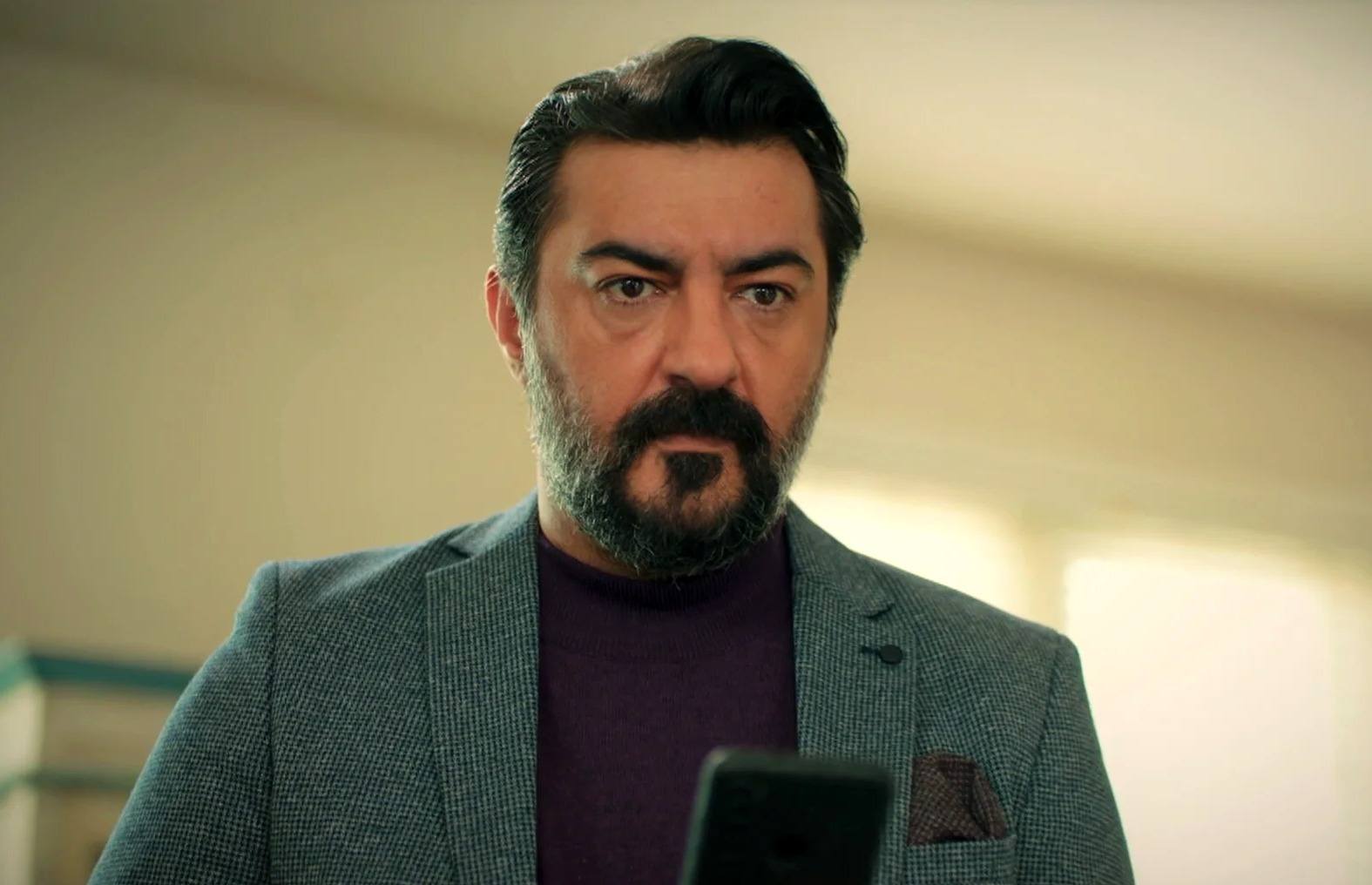 Akif recibe un misterioso mensaje anónimo, alguien vio cómo mató a Veli y todo está grabado, en Hermanos
