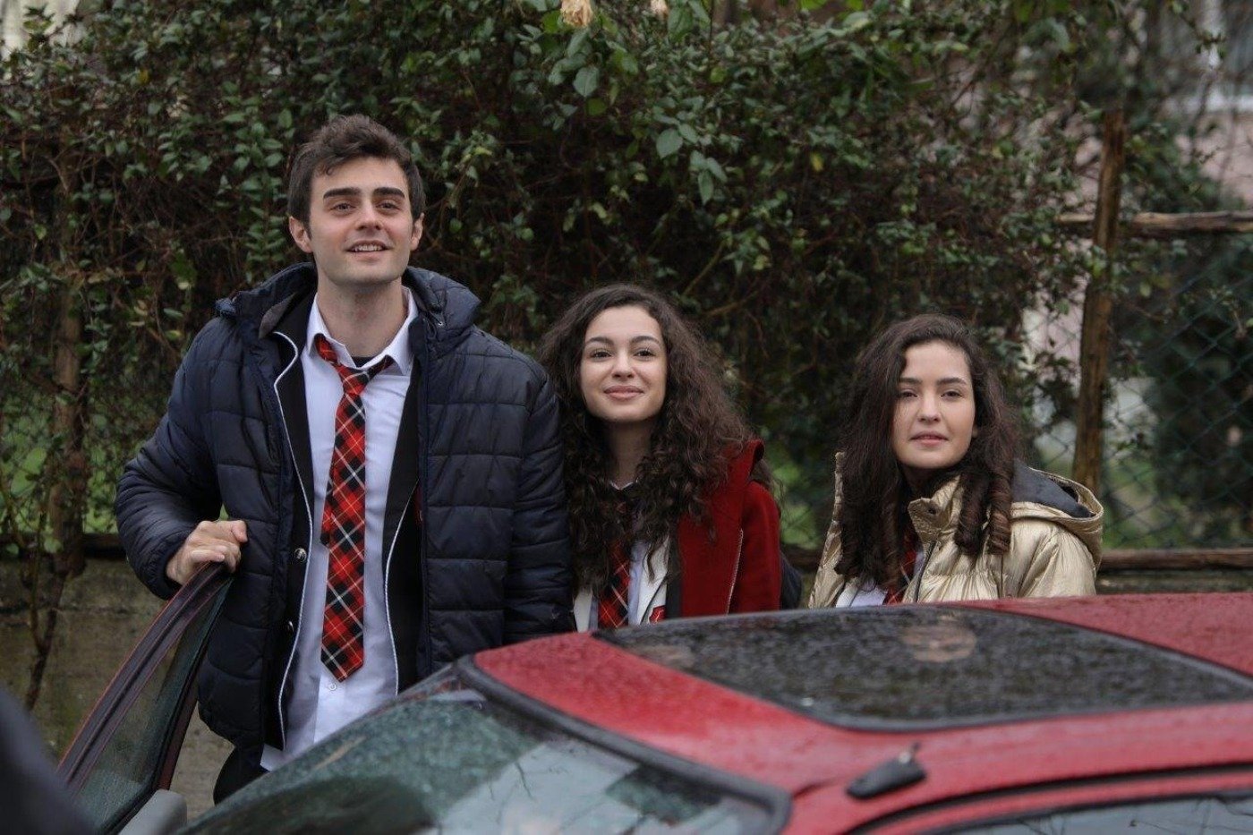 Asiye, Ömer y Aybike se presentan en el colegio en el que estudian Melissa y Doruk, los hijos de Akif, en Hermanos