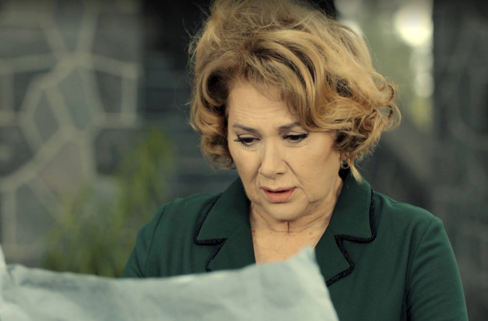 Lütfiye descubre los carteles que plasman la carta de Safiye con los que Demir ha empapelado Adana