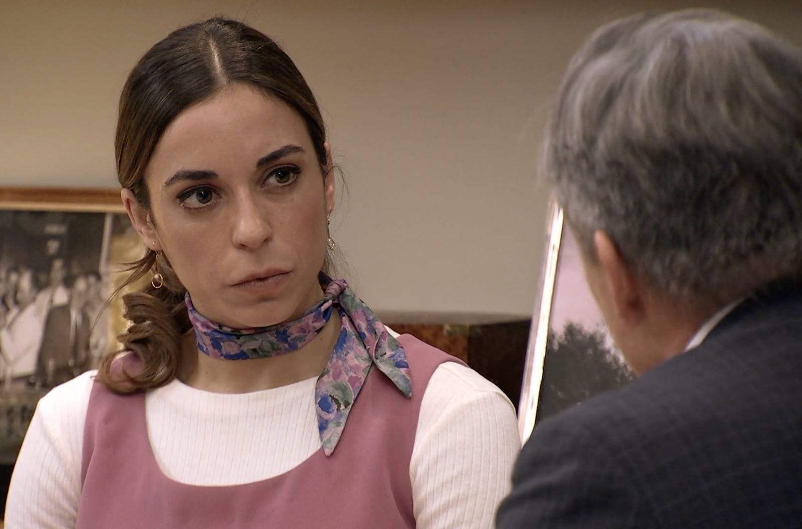 Uriarte trata de influenciar a Coral para que no tenga al niño aludiendo a que Raúl no sería capaz de soportarlo