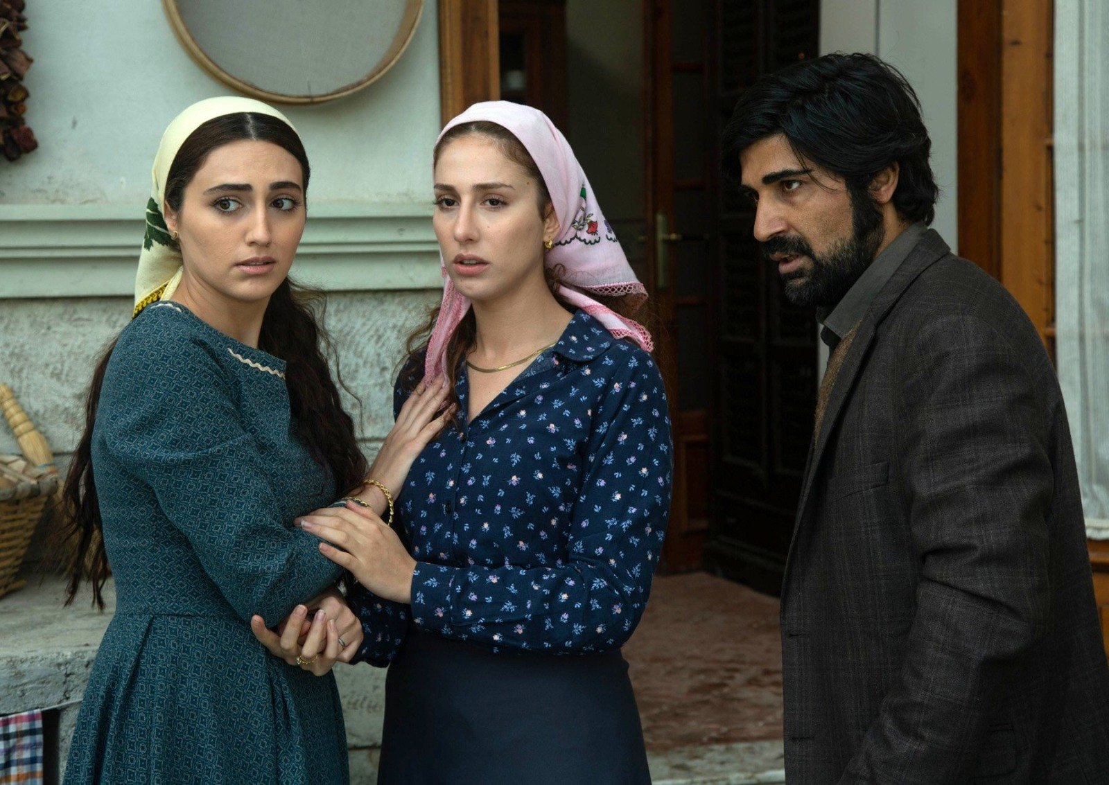 Gülten, Fadik y Rashid son testigos de cómo Gaffur es expulsado de la mansión después de haber sido despedido por Demir