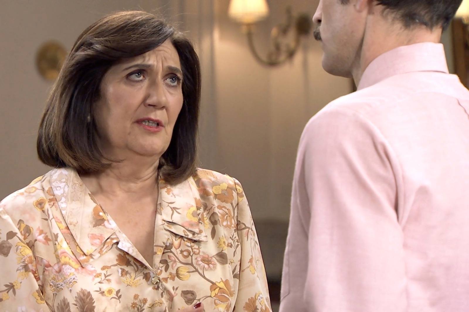 Carmen ha percibido que Coral está muy distante con Raúl y aconseja a su hijo que sea comprensivo y paciente