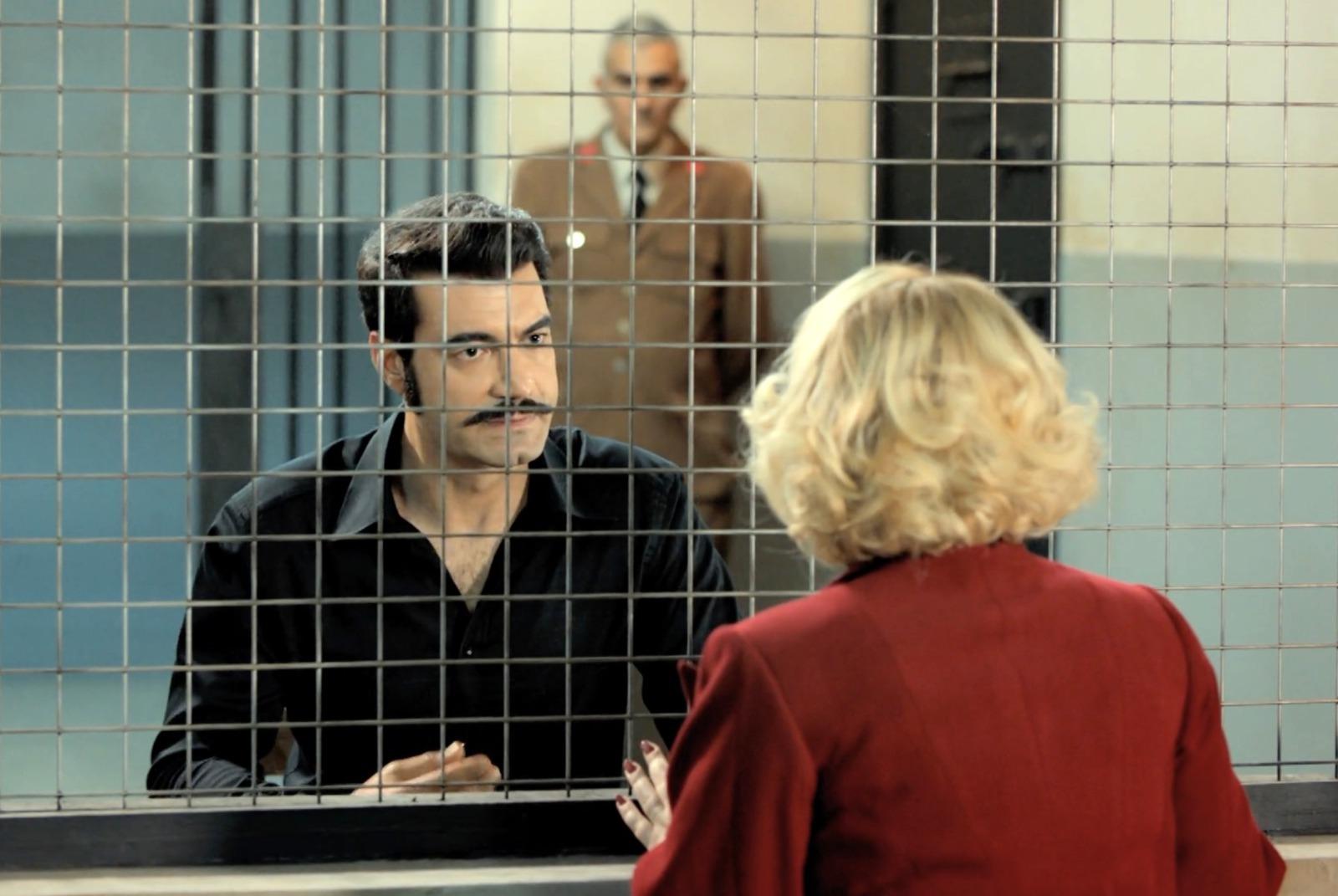 Sermin visita a Demir en la cárcel e insiste en que Sevda y Ümit deben ser familia, ¡no parará hasta demostrarlo!