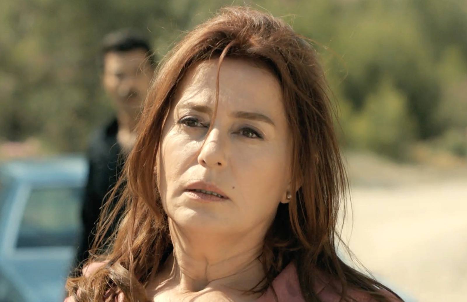 Sevda muere a manos de su hija Ümit en Tierra amarga 