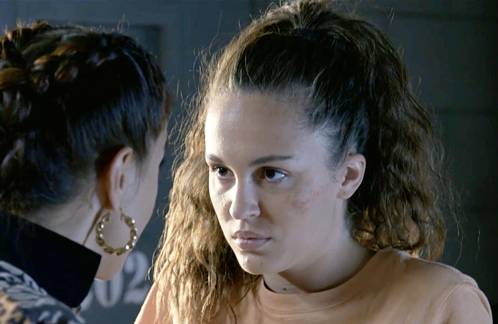 Beca pide a Cata que mate a Teresa, en Servir y proteger