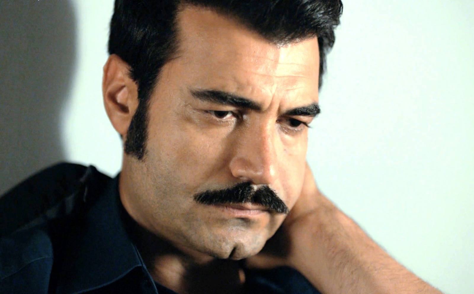 Demir está muerto, en Tierra amarga