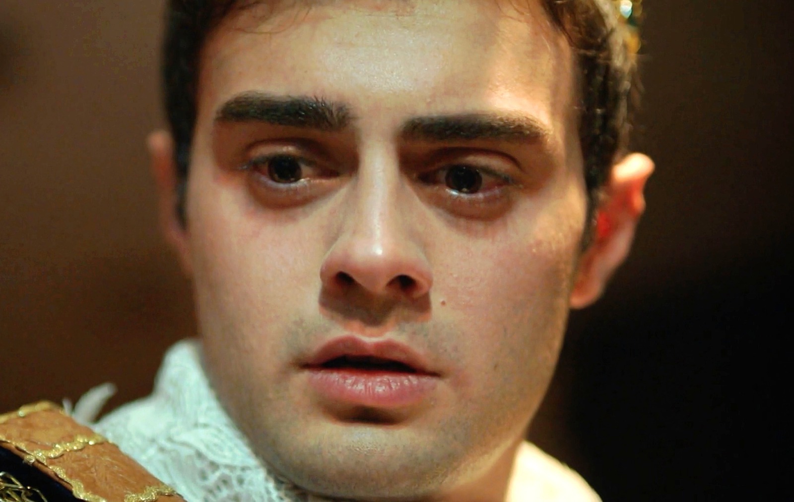 Omer dispara por accidente a su tío Orhan en la obra de teatro, en Hermanos