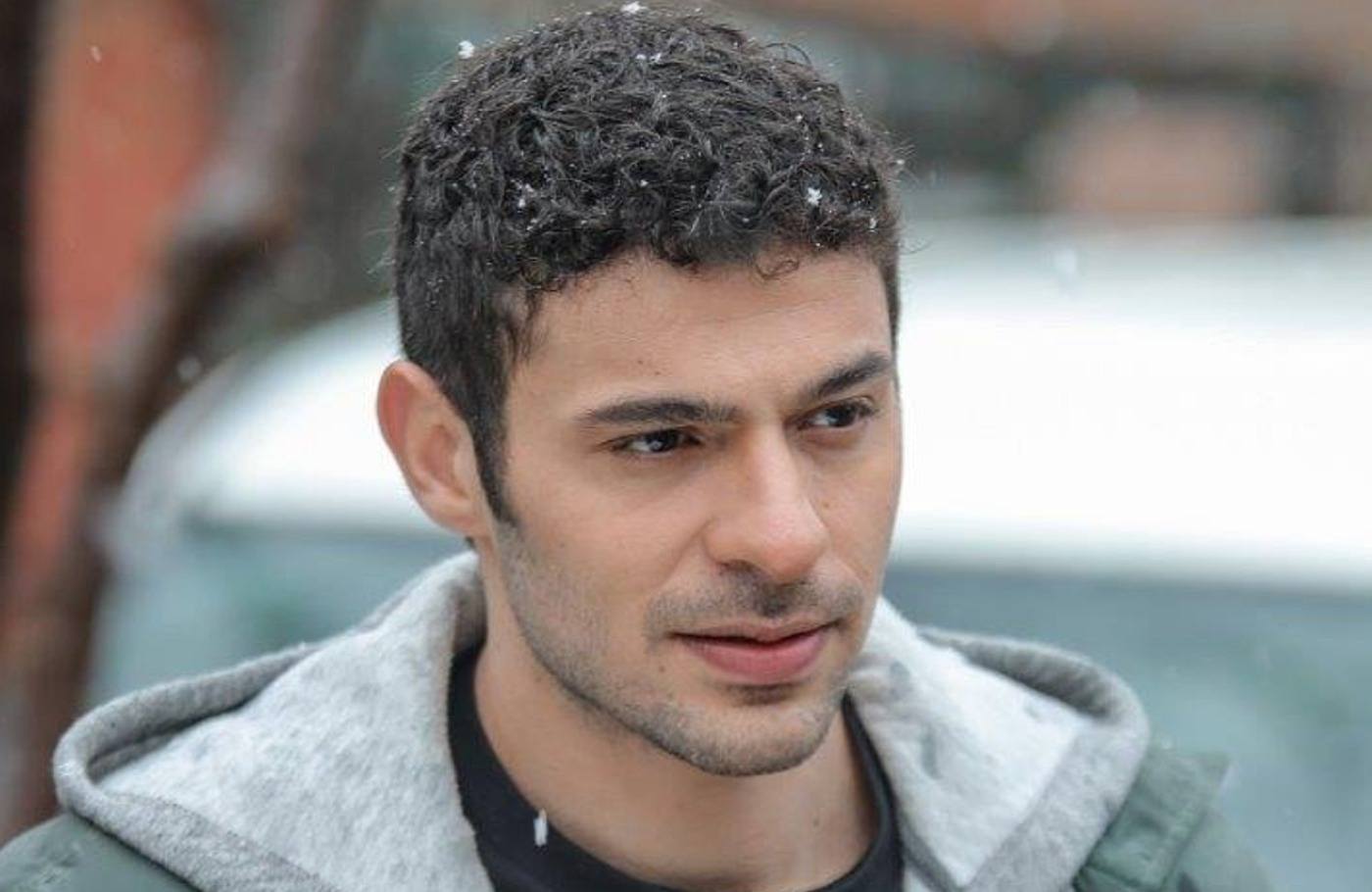 Kadir, personaje al que da vida Halit Özgür Sarı es el mayor de los hermanos Eren en la serie turca Hermanos