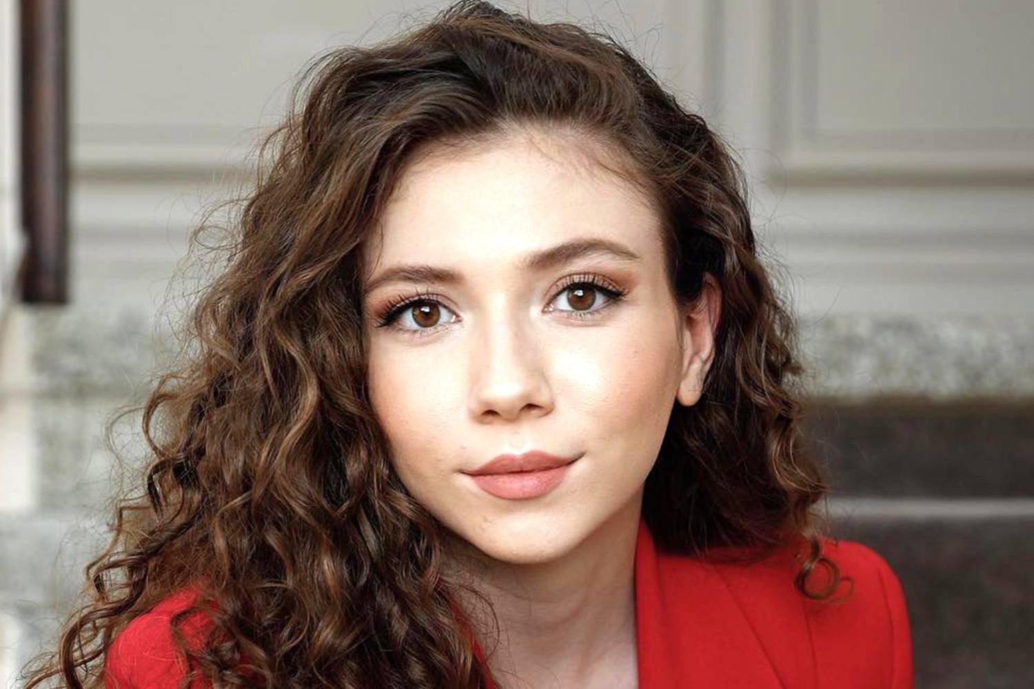 La actriz turca Ece Yüksel da vida a Inci en Secretos de familia