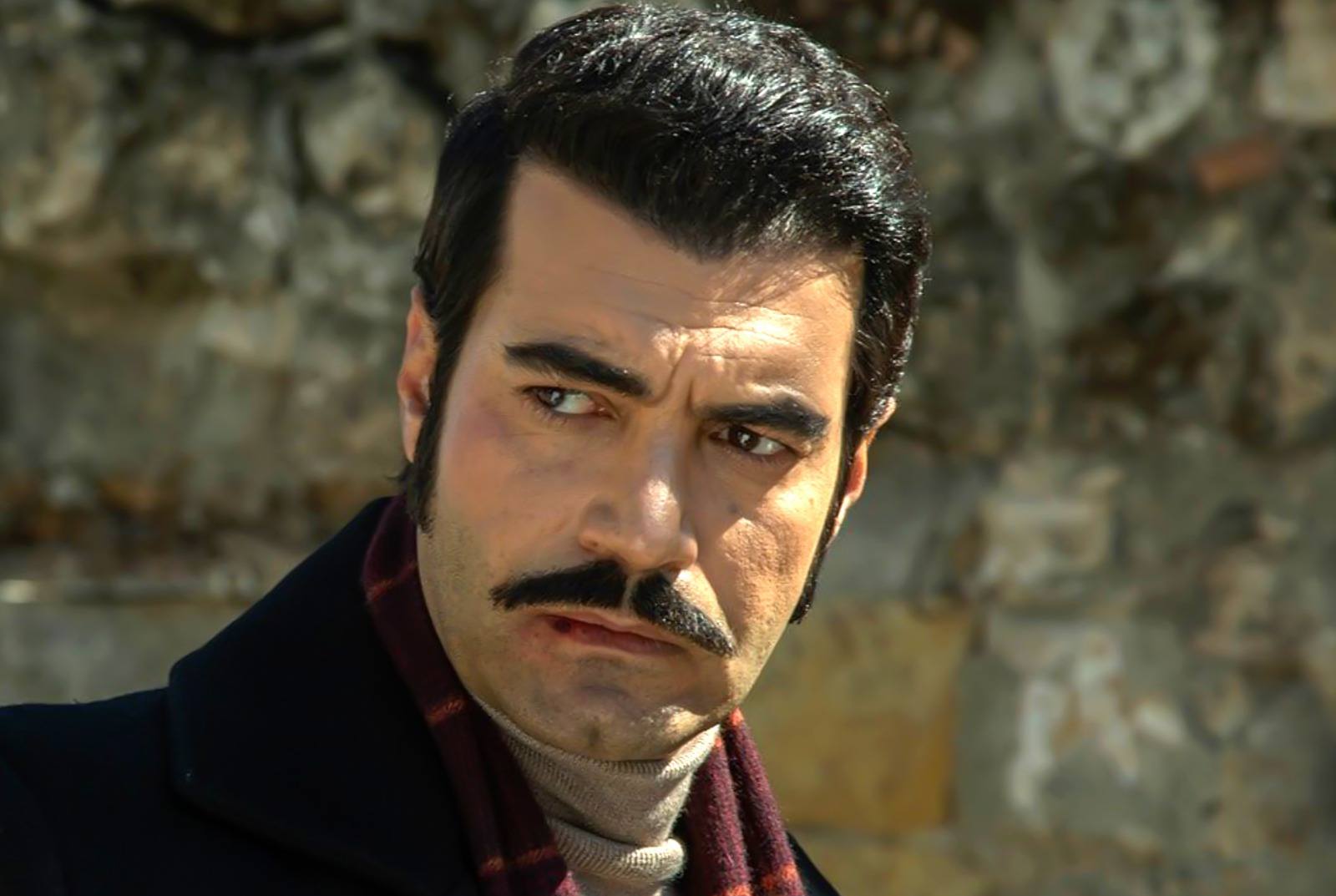 Murat Ünalmış como Demir Yaman en la serie turca Tierra amarga