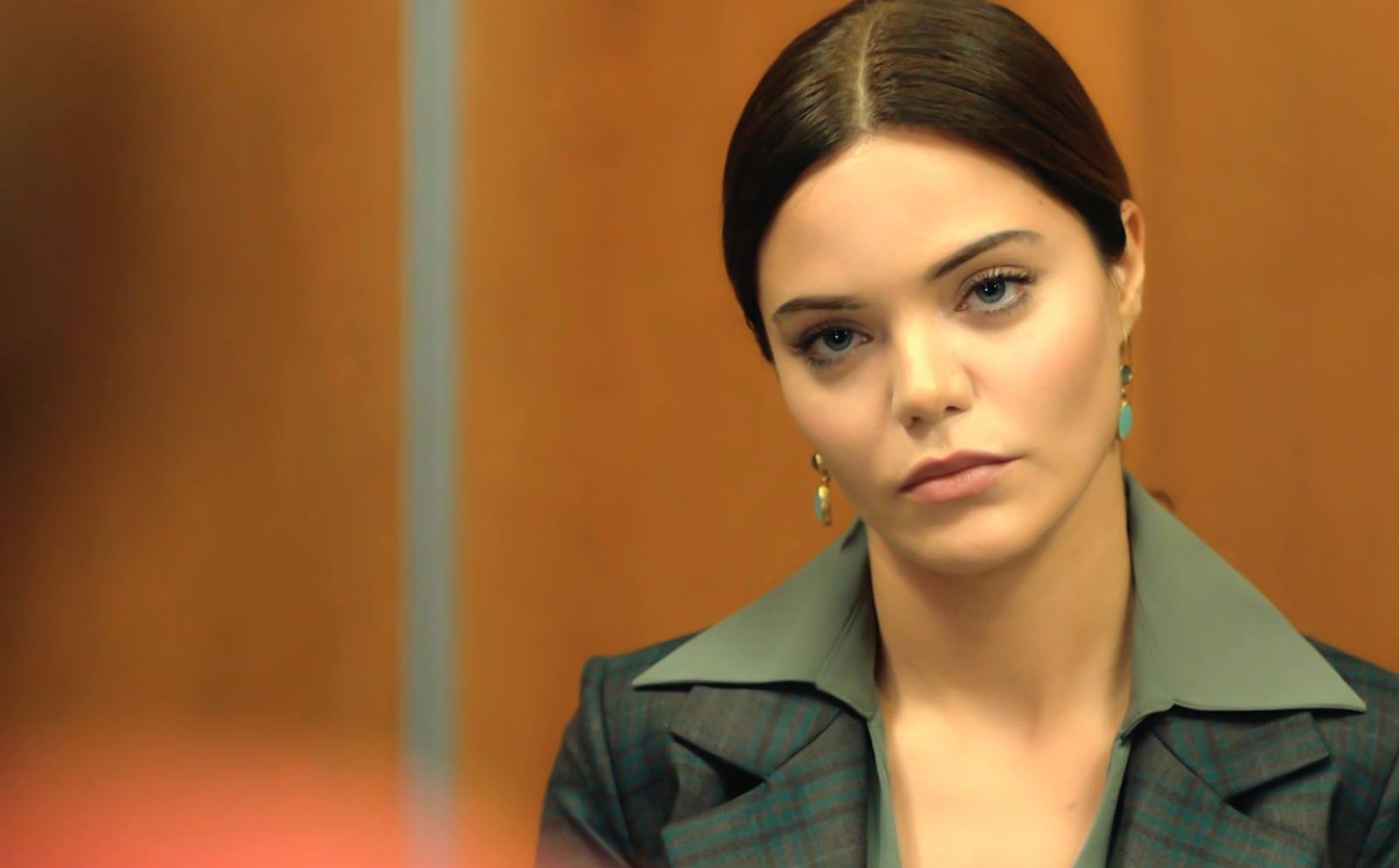 Züleyha se reincorpora a la empresa un par de semanas después de enterrar a Demir y se encuentra cara a cara con Betül