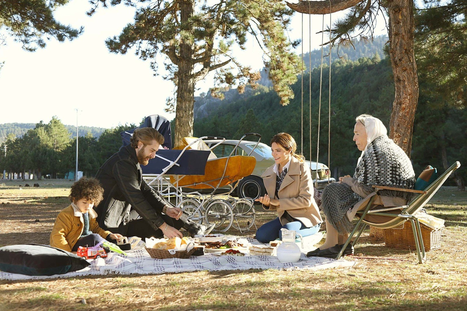 Züleyha organiza un picnic familiar en el que Fikret y ella se dejan ver muy unidos y compenetrados