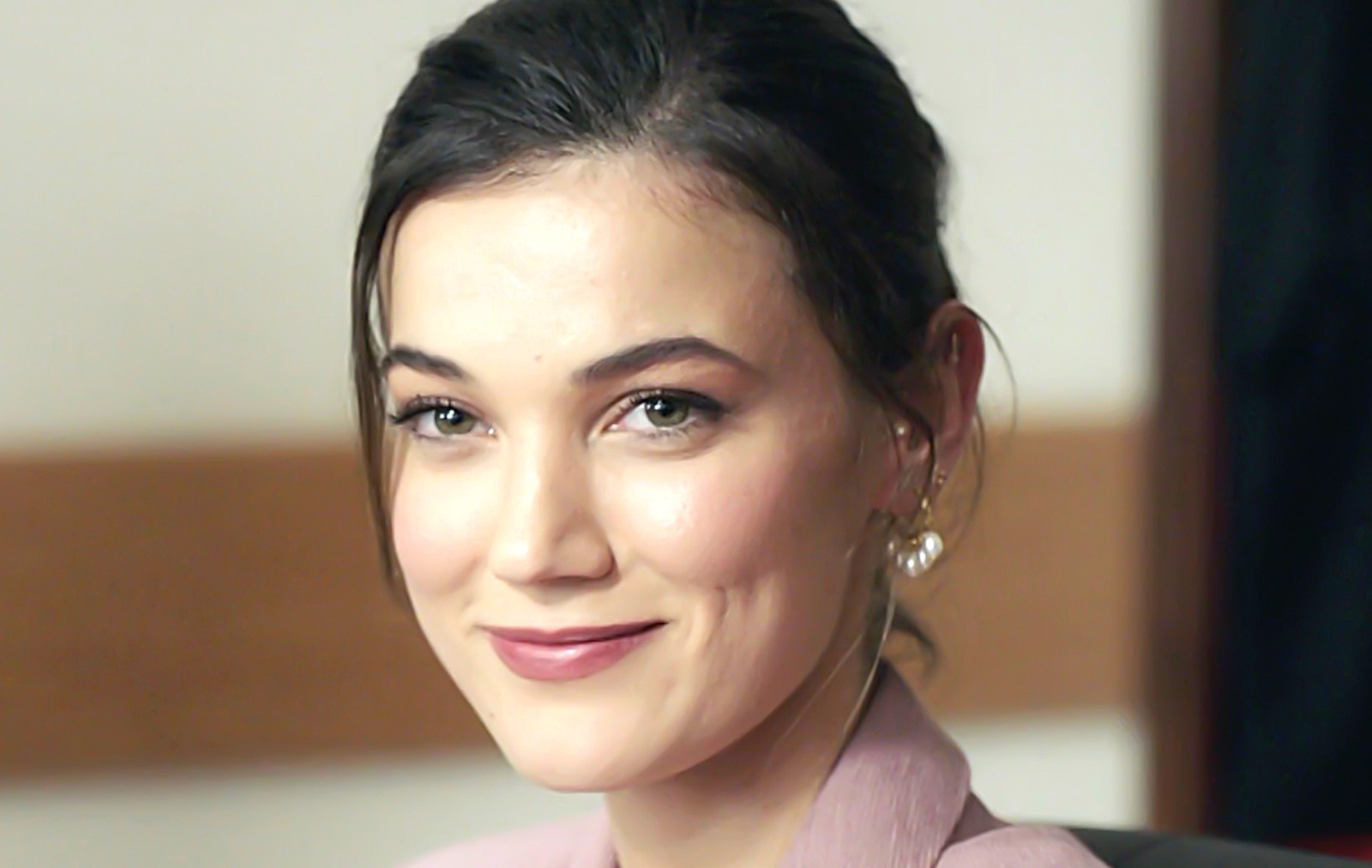 Pınar Deniz interpreta a la abogada Ceylin Erguvan en la exitosa serie turca Secretos de familia