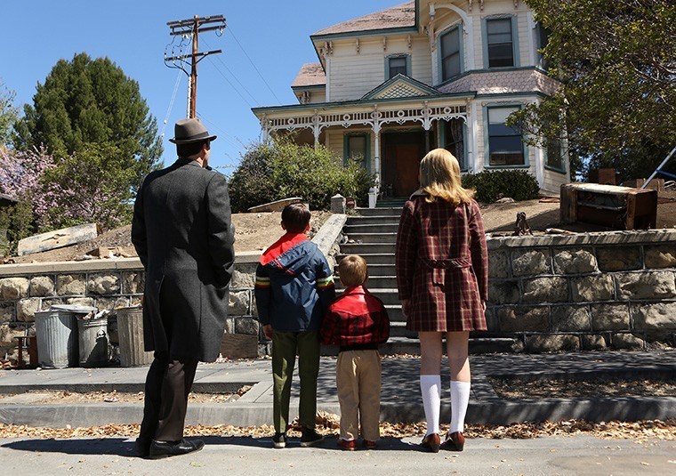 Don Draper lleva a sus hijos a ver la casa en la que creció