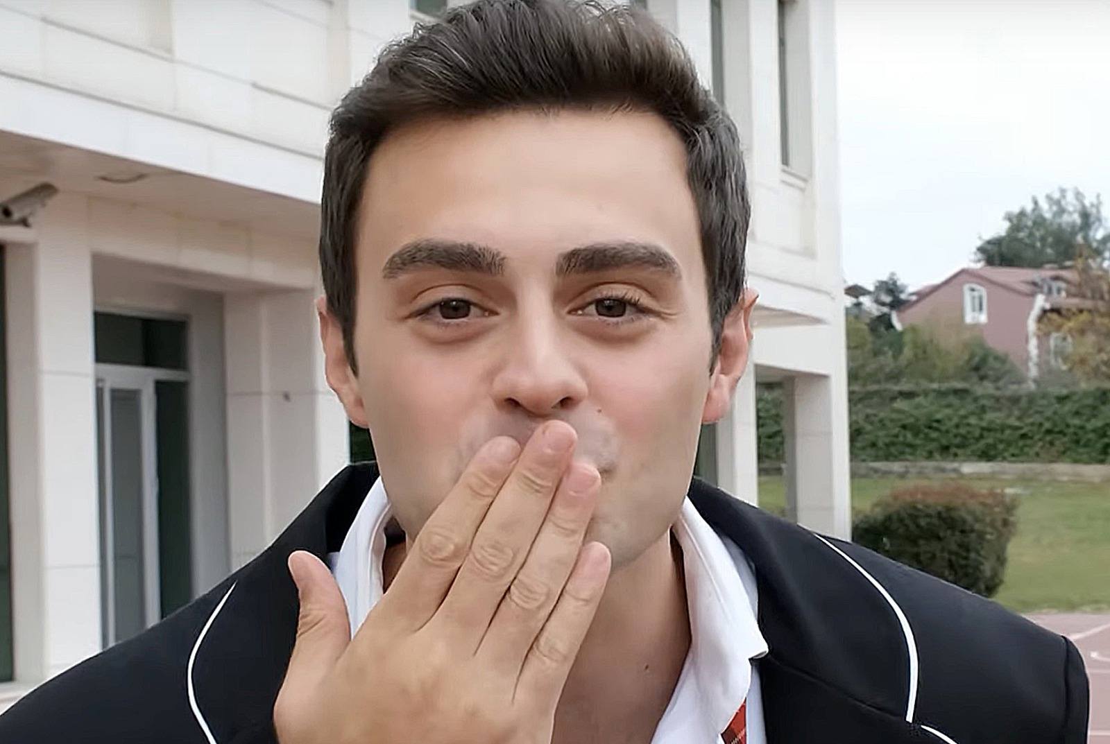 Yiğit Koçak Ömer envió besos a los seguidores de Hermanos