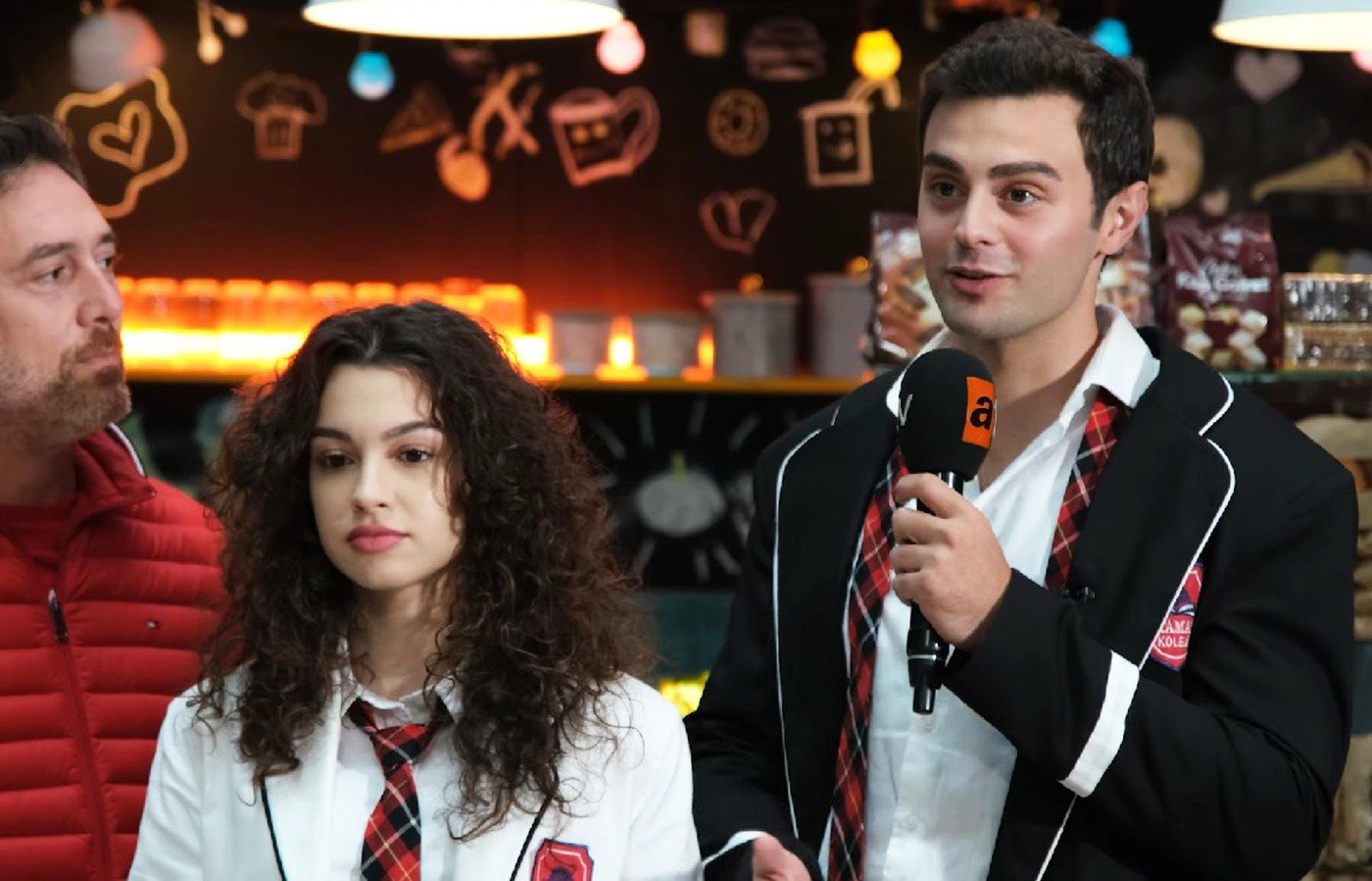 El director de la ficción con Asiye y Ömer dan las gracias a los seguidores de Hermanos