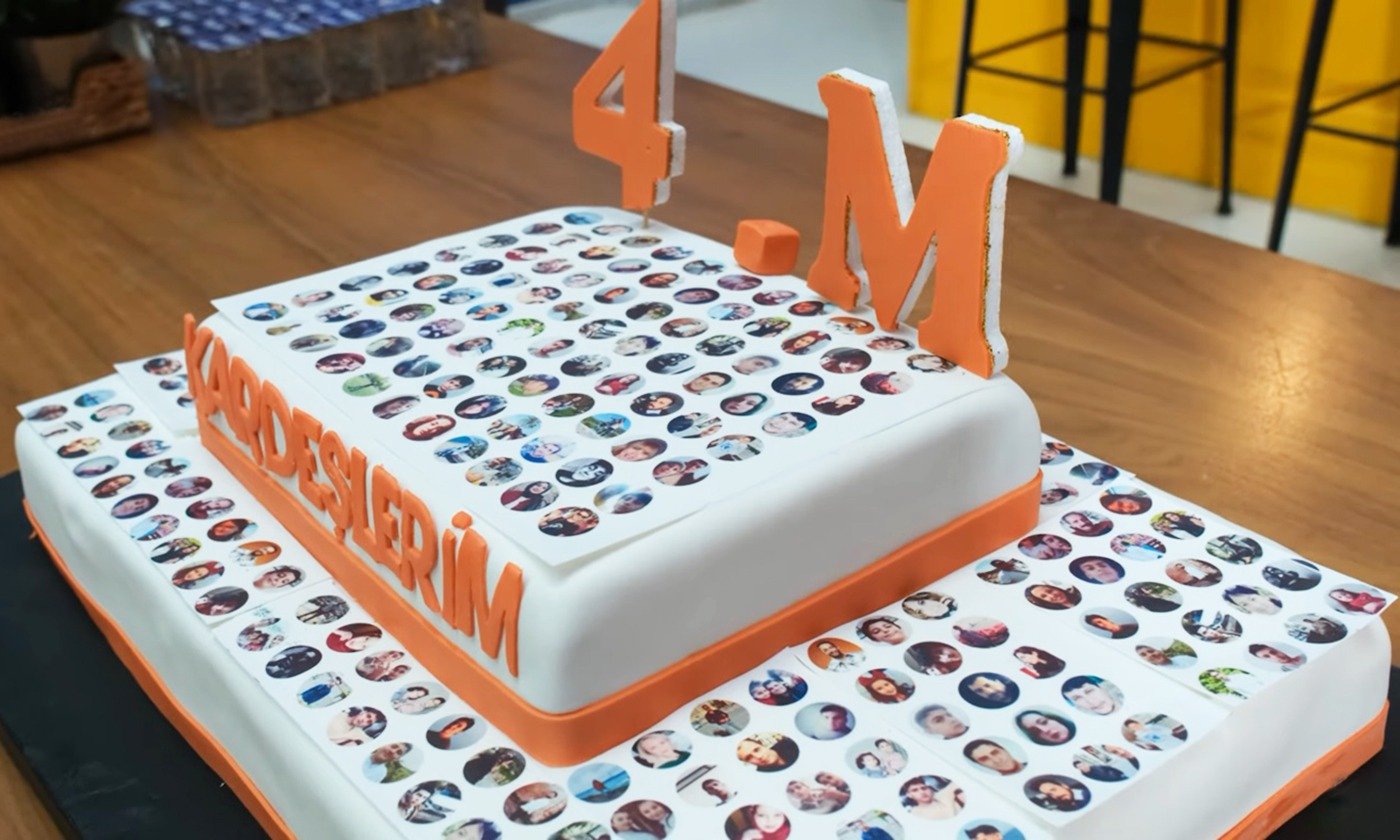 La tarta tenía fotos de algunos suscriptores del canal de Youtube de Hermanos