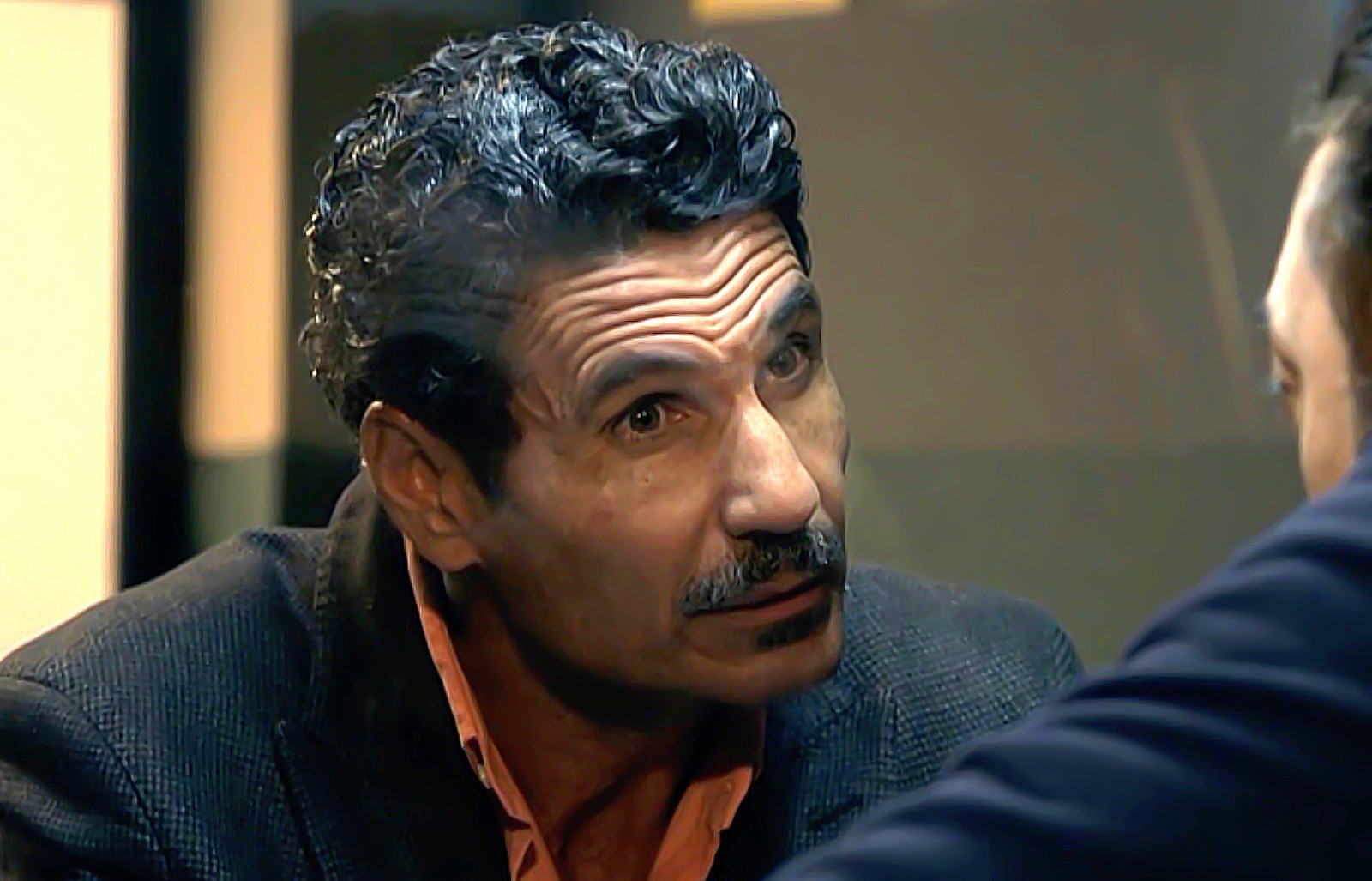 Lorenzo visita a Isidro en la cárcel para recordarle que, si habla, matará a Saúl, en Servir y proteger