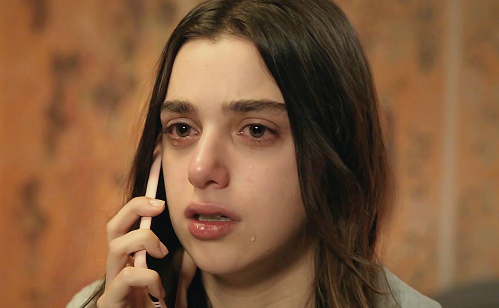 Melisa recibe la llamada de Doruk para comunicarle la muerte de Kadir, en Hermanos