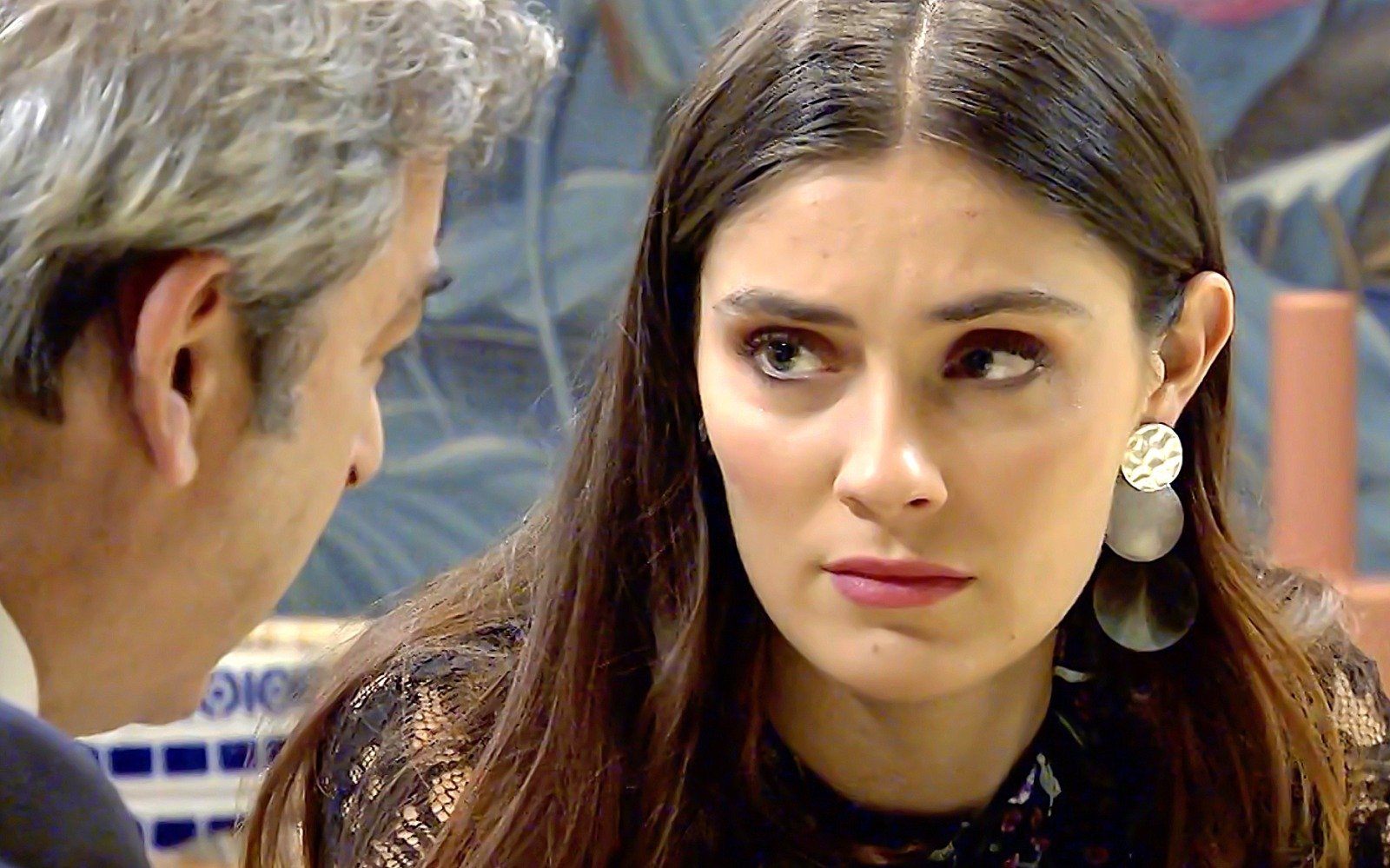 Andrea confiesa a su padre sus planes de fuga con Ciriaco para el día siguiente, en Amar es para siempre
