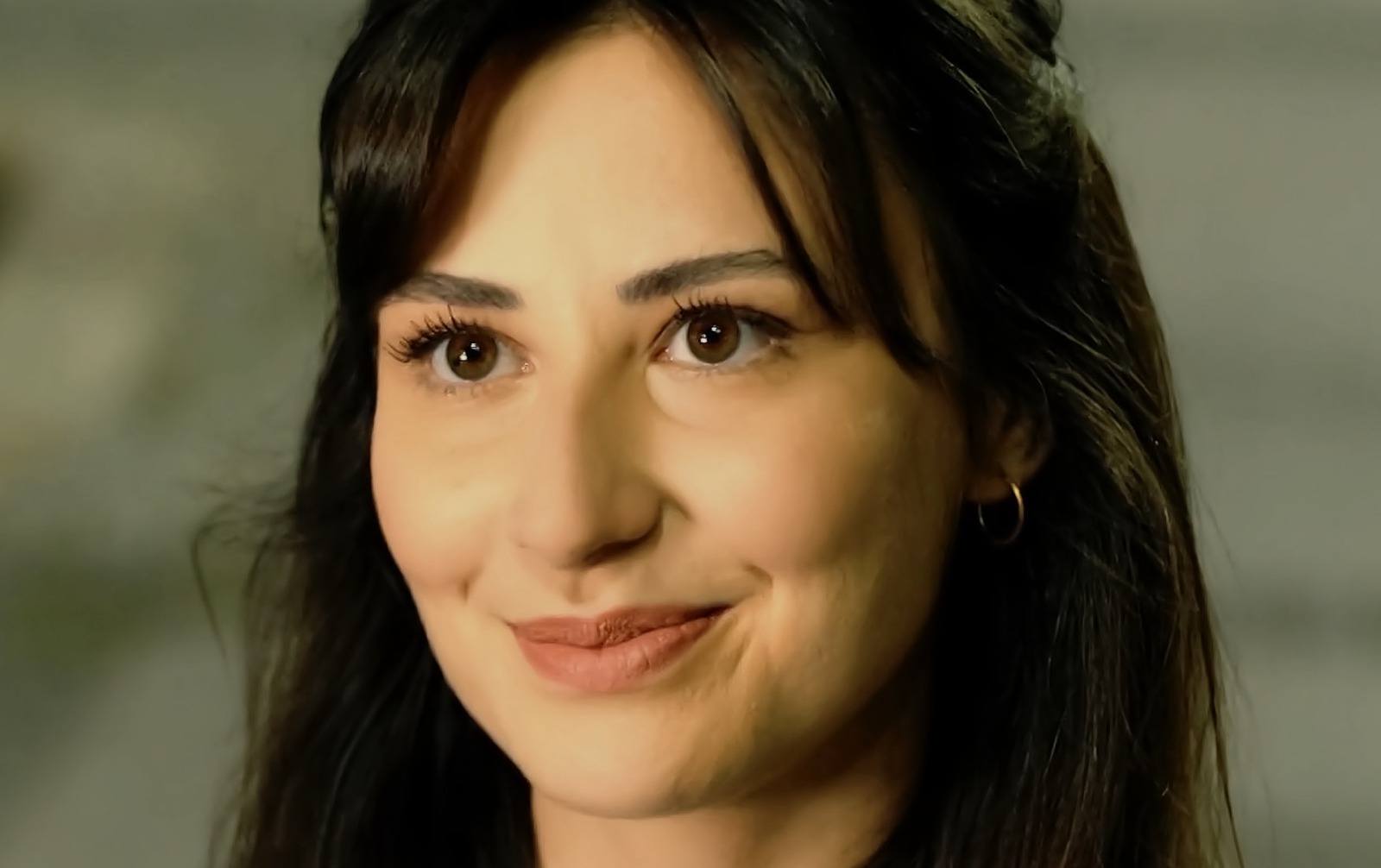 Zeynep es una profesora de lo más dulce que llega en la recta final de Tierra amarga