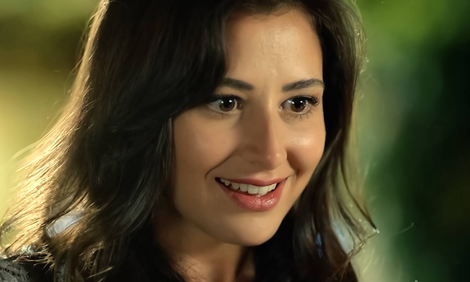 Zeynep se queda boquiabierta ante la petición de matrimonio de Fikret, en Tierra amarga