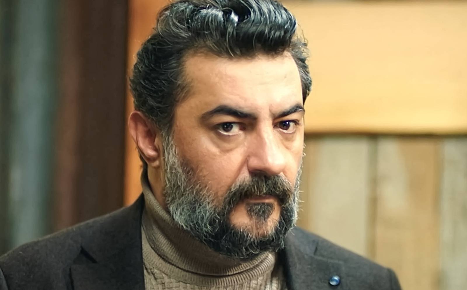 Şengül revela que Akif es un asesino en Hermanos