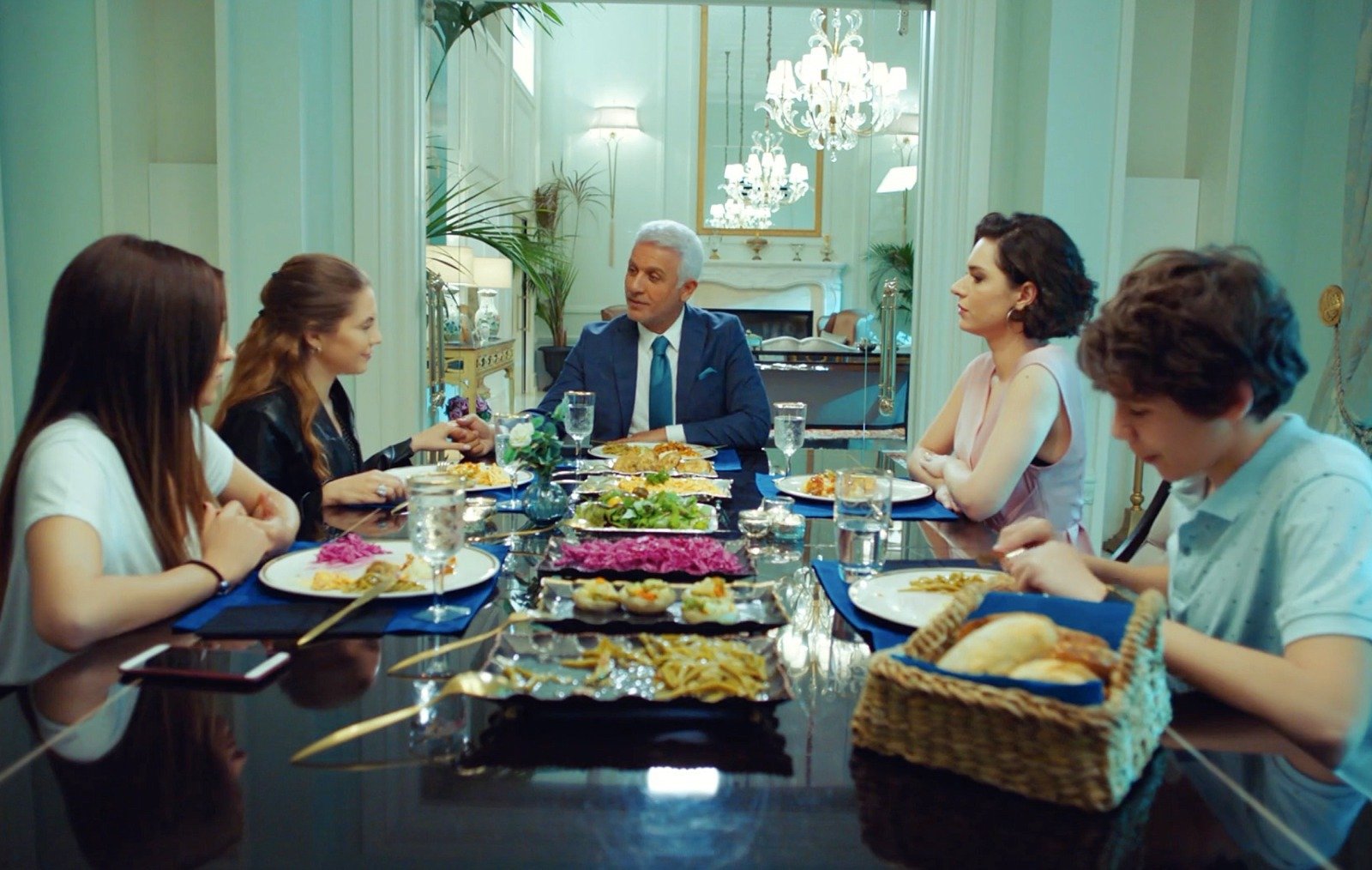 La primera cena familiar de Halit y Yildiz tras anunciar su compromiso, en Pecado original