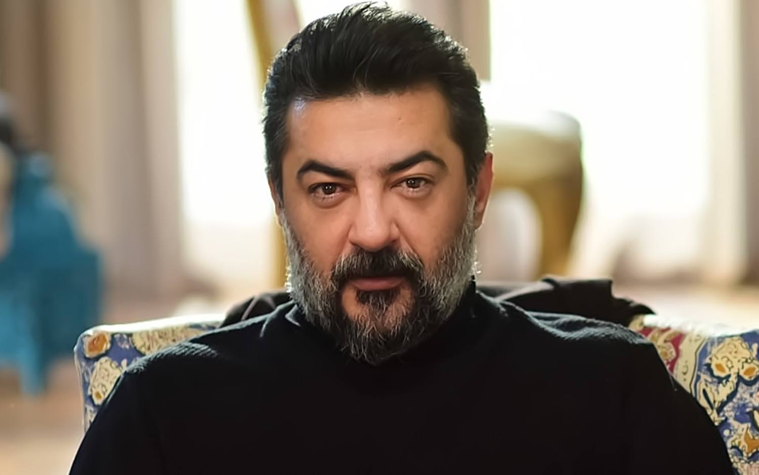 Celil Nalçakan interpreta al villano Akif en la serie Hermanos