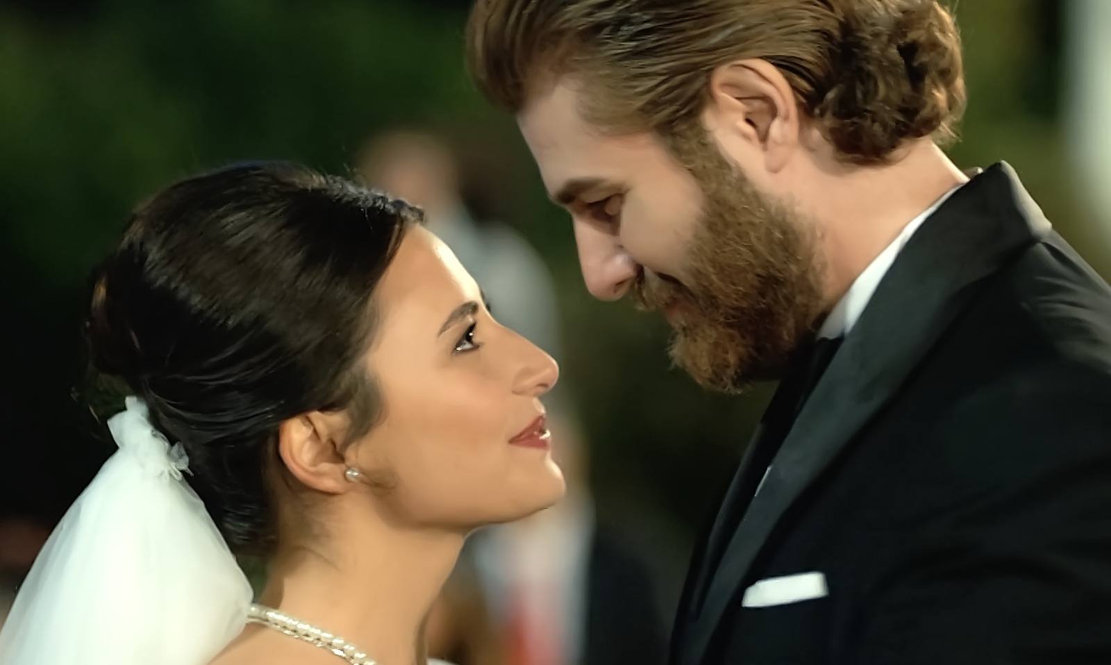 Zeynep y Fikret celebran su boda, en Tierra amarga