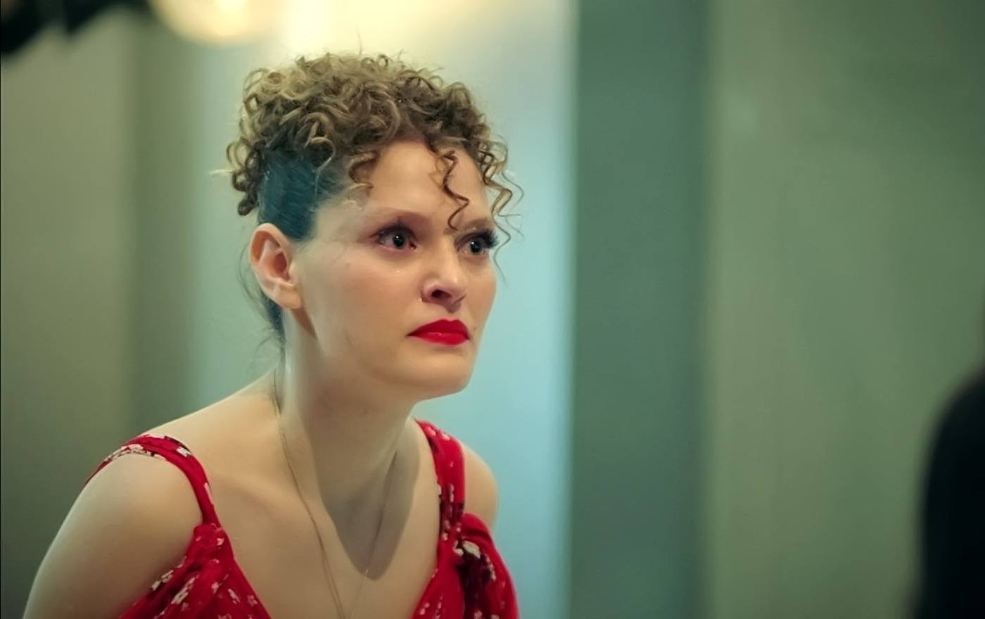 Harika discute con Suzan en Hermanos