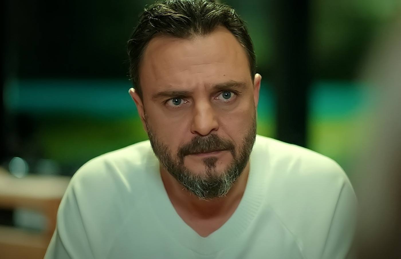 Resul se entera de la relación entre Suzan y Akif en Hermanos