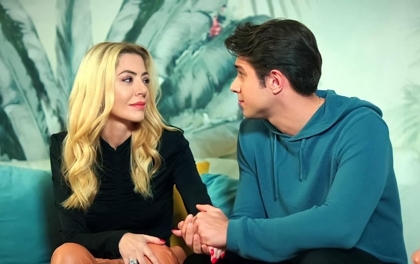 Nebahat sabe que Akif está enamorado de Suzan y recibe el apoyo de Doruk en Hermanos