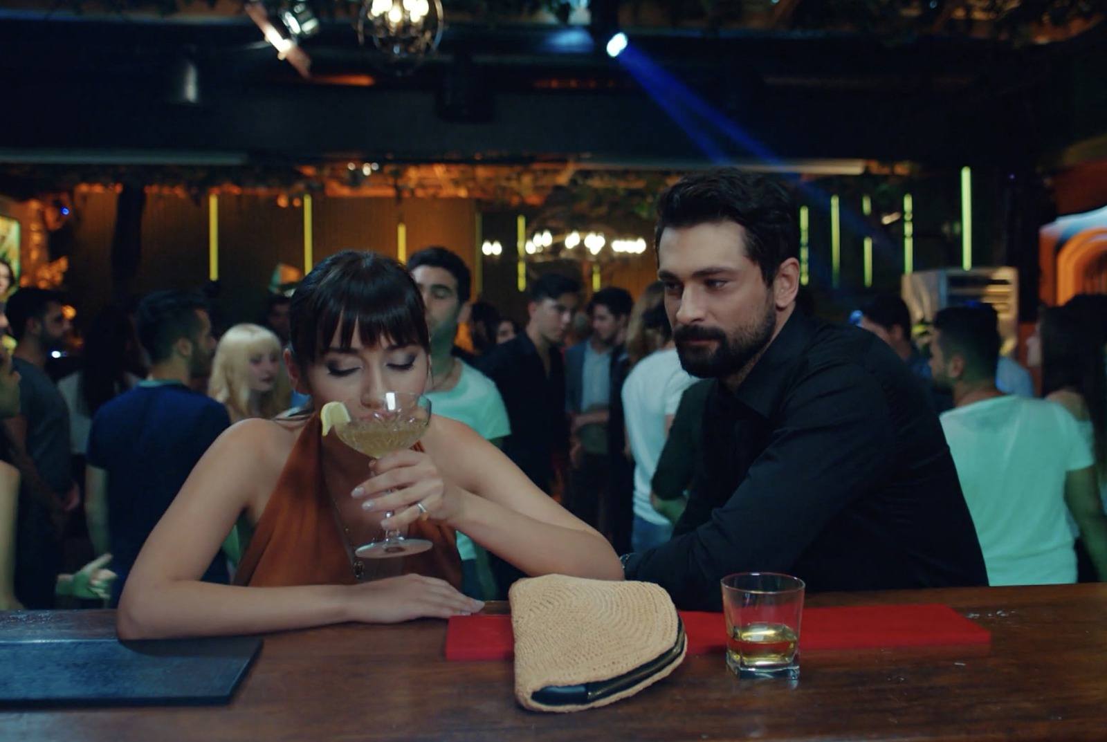 Zeynep y Alihan salen juntos de fiesta con Emir, en Pecado original