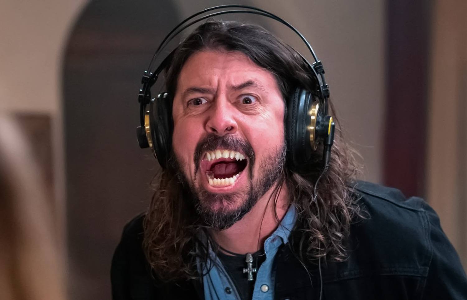Dave Grohl y los Foo Fighters, protagonistas de la película de terror Studio 666, disponible en Movistar Plus+ desde el domingo 2 de abril