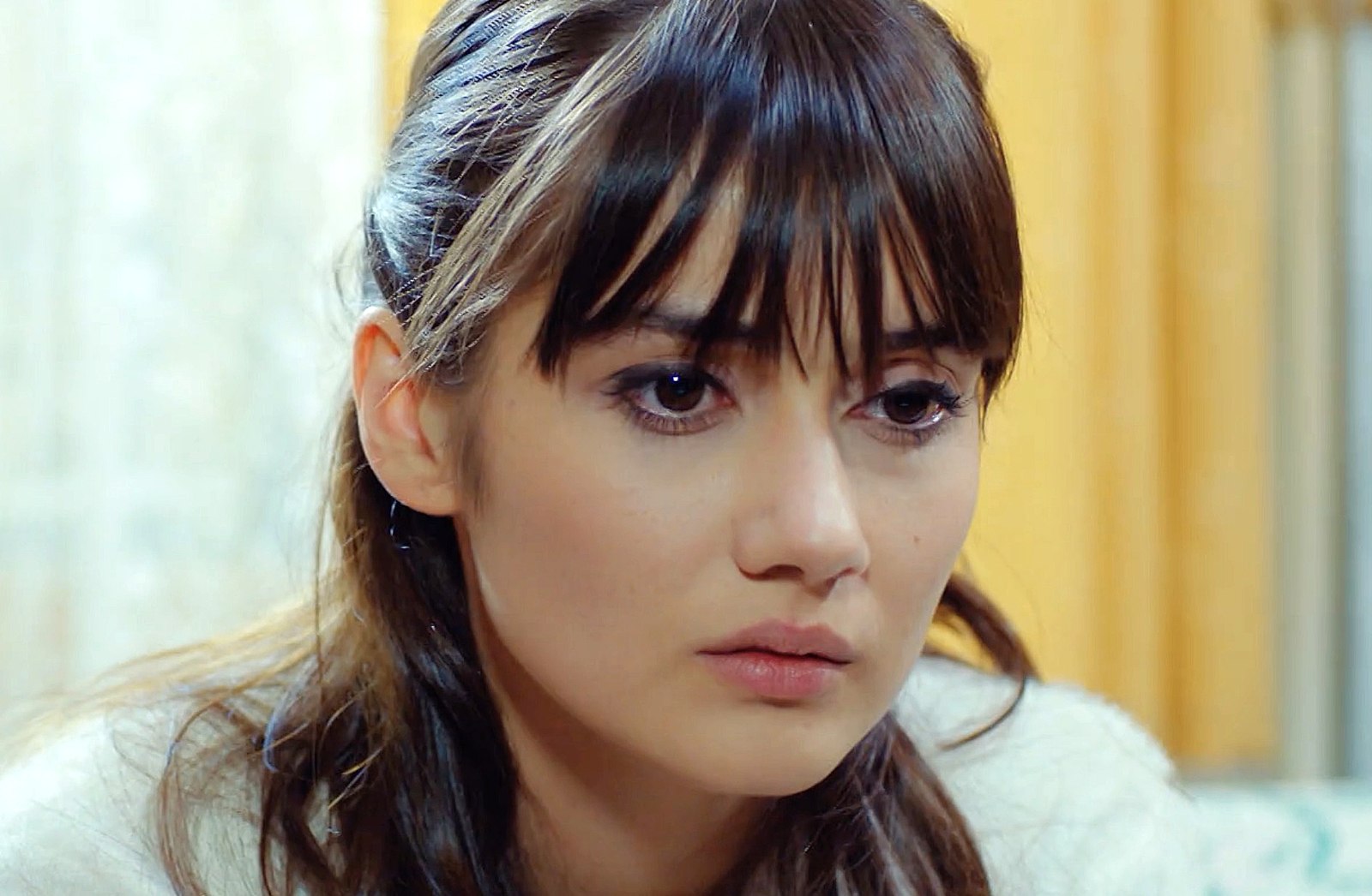 Zeynep, destrozada tras descubrir la boda de Alihan y Ender, en Pecado original