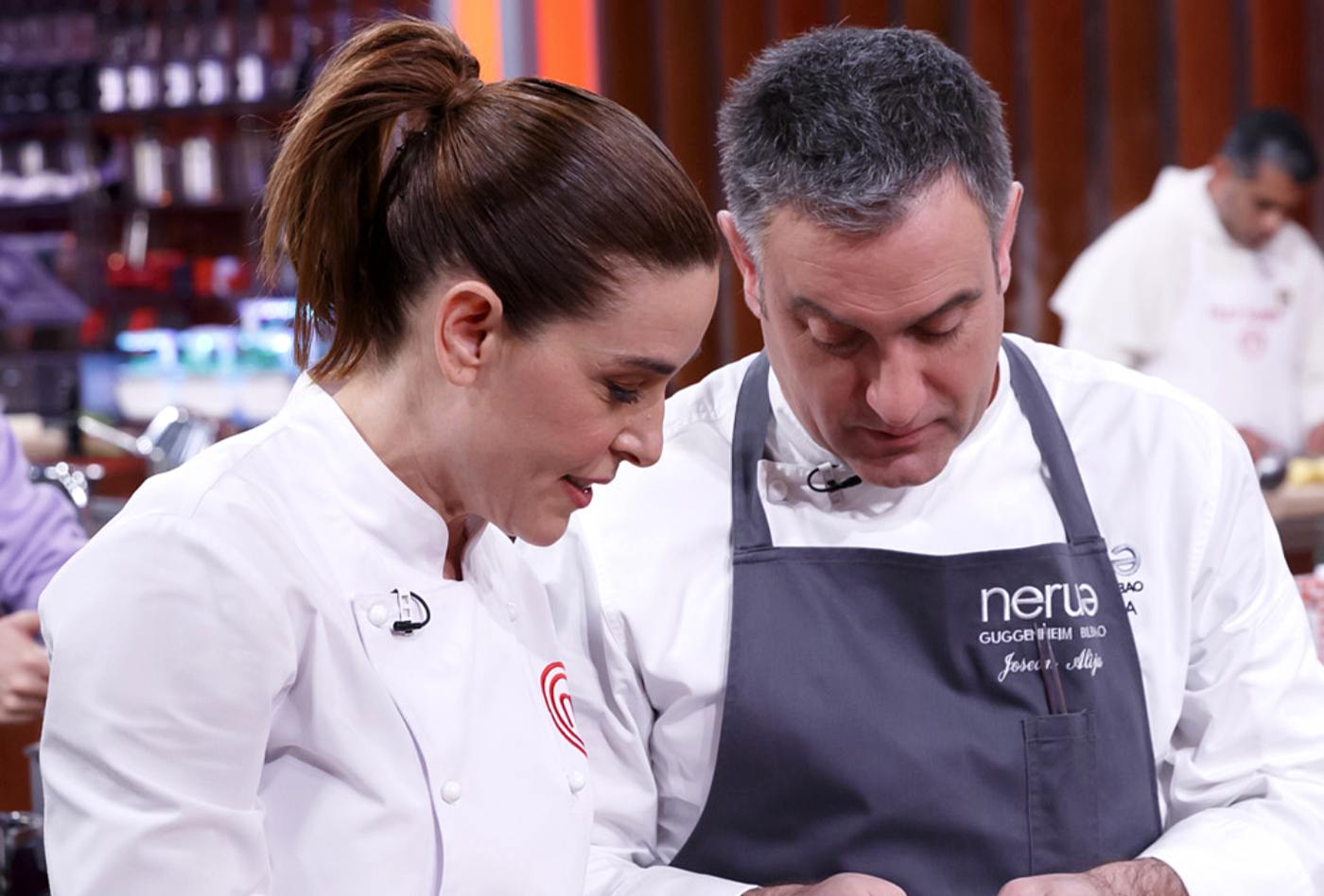 Raquel Sánchez Silva y Josean Alija cocinan juntos en MasterChef 11