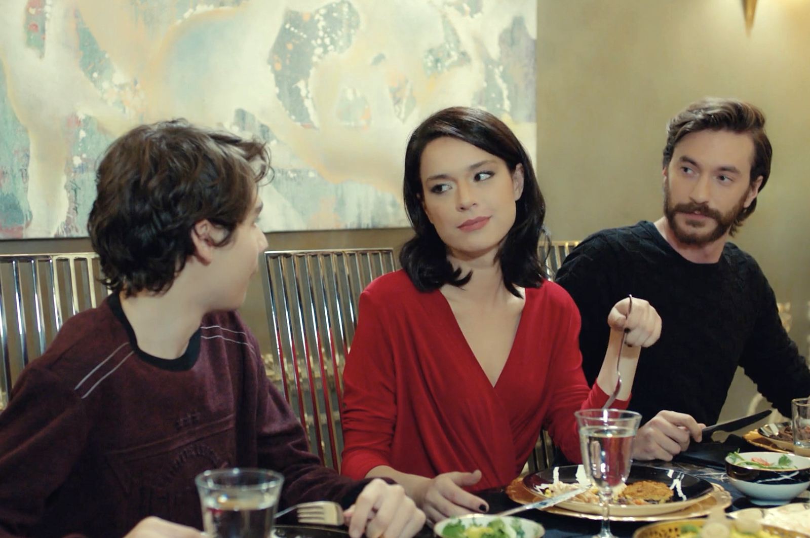 Zehra y Kemal anuncian a la familia que van a casarse muy pronto, en Pecado original
