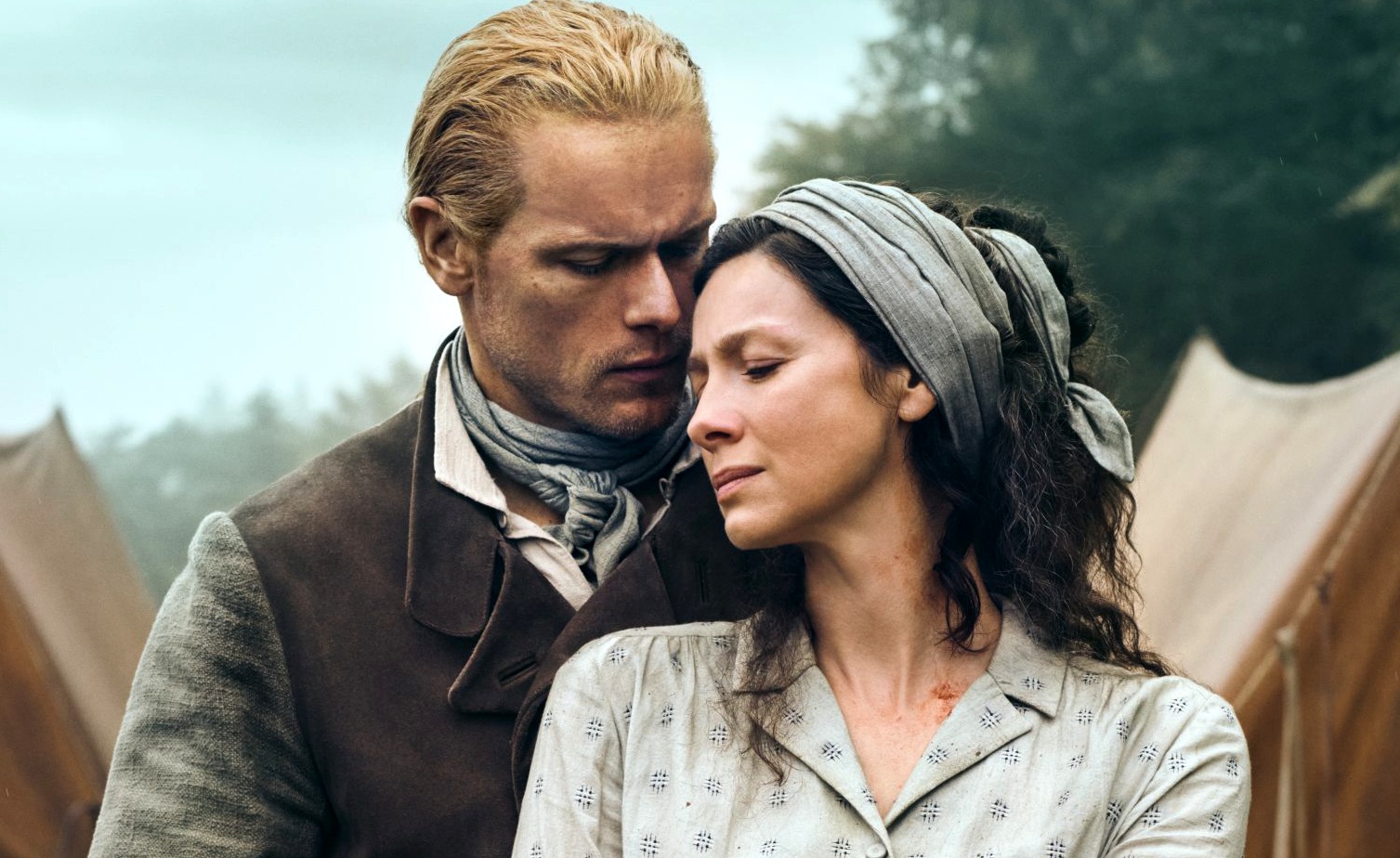 Imagen promocional de Jamie y Claire en la séptima temporada de Outlander