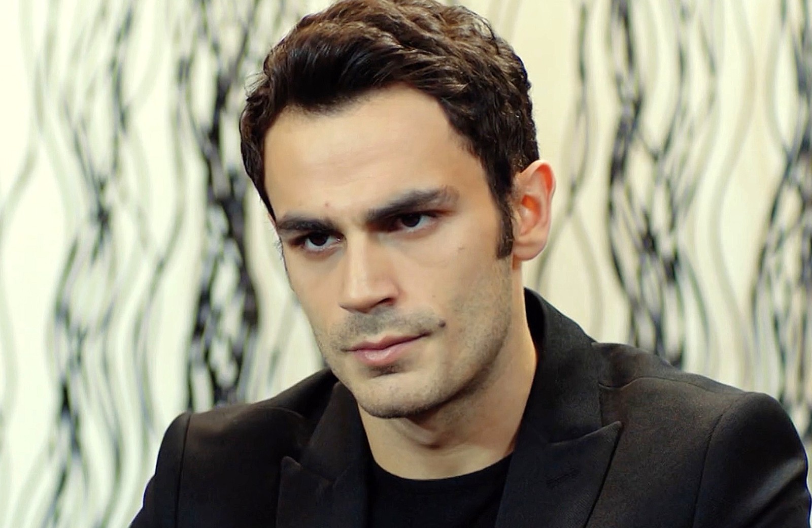 El actor Erdem Kaynarca interpreta a Dündar en Pecado original