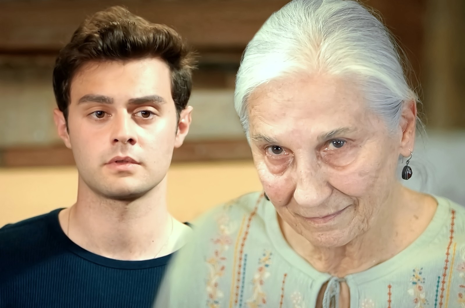 Ömer se queda sin habla cuando descubre que Sevgi es su abuela, en Hermanos